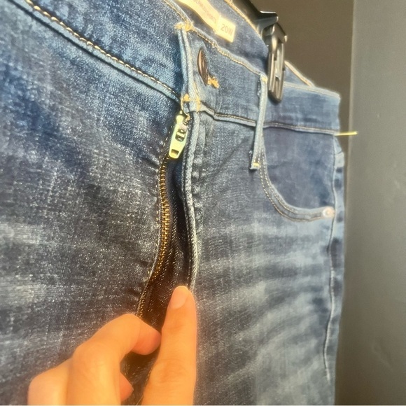 Levi CLASSIC BERMUDA WOMEN'S SHORTS (PLUS SIZE) Women's Denim Shorts Size: 20 W - Picture 6 of 12